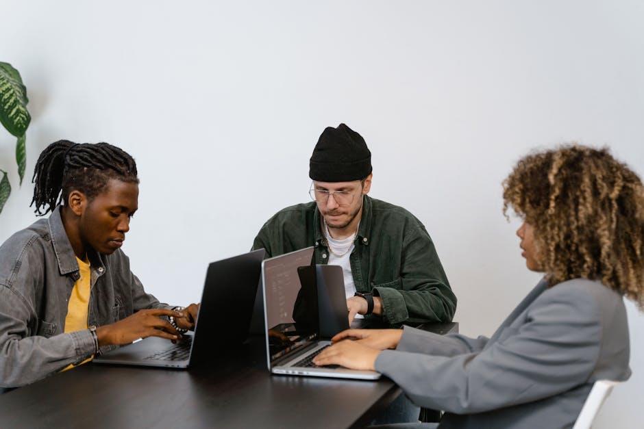 Ingenieur analysiert Wärmebildkamera-Aufnahme